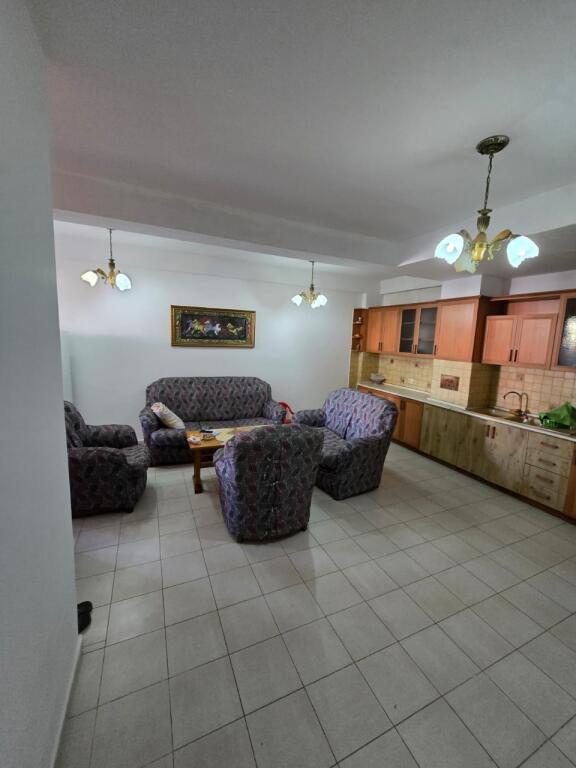 Apartament 1+1+1 Ballkon për Shitje në Rruga e Dibrës,.