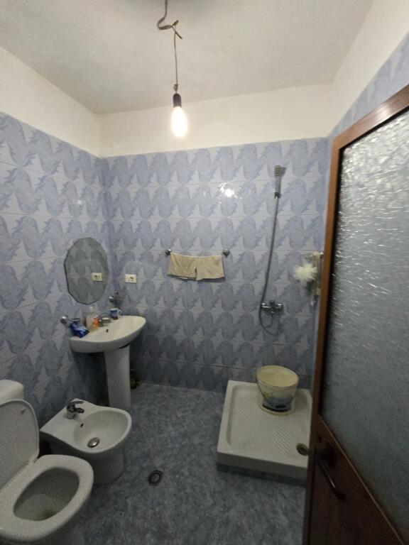 Apartament 1+1+1 Ballkon për Shitje në Rruga e Dibrës,.