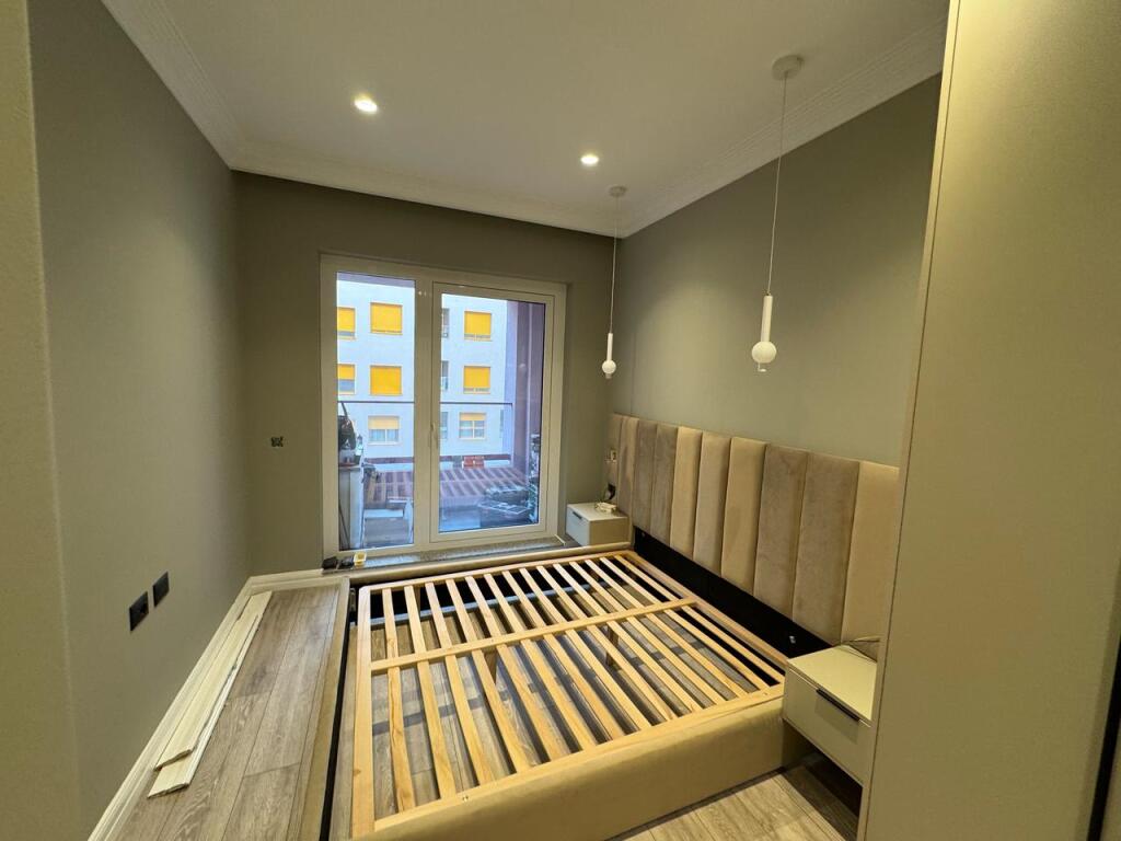 Jepet me qira apartament 1+1 me parkim – Mangalem 21, Ali Dem – 500€    💶 Çmimi: 500€/muaj (me parkim të përfshirë)