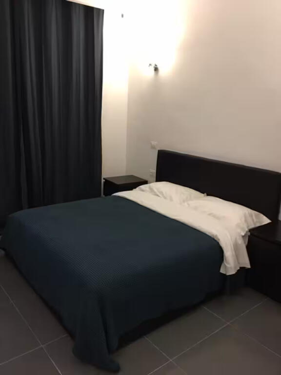 Tek rruga e Elbasanit prane fakultetit Ekonomik jepet me qera zyre me siperfaqe 152 m2, kati 3, pallat i ri, me ashensor, fasade xhami, OPEN SPACE, 2 tualete, sistem zjarri, sistem multisplit, sistem aspirimi.B.Z.  Tarife sherbimi agjensie gjysem qeraje.  Kerkohet muaji i pare, i fundit dhe nje muaj garanci!  Dy poste parkimi te perfshira ne cmim  Cmimi 2000 Euro|Muaj  (neto)