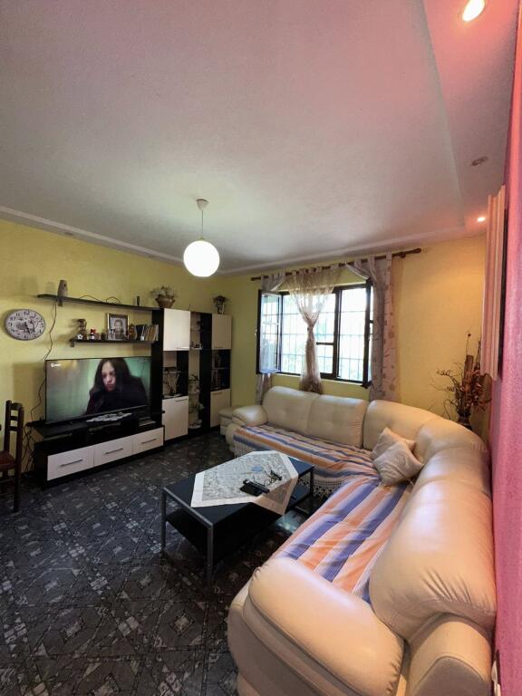 VENDESI Casa Privata • 1 Piano + Terreno 📍 Indirizzo: Scuola Eftali Koci💶 Prezzo: 125.000€
