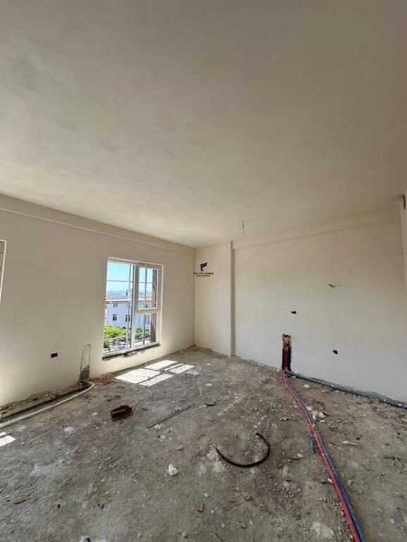 APARTAMENT NE SHITJE 2+1 BULEVARDI I RI 160.000 EURO