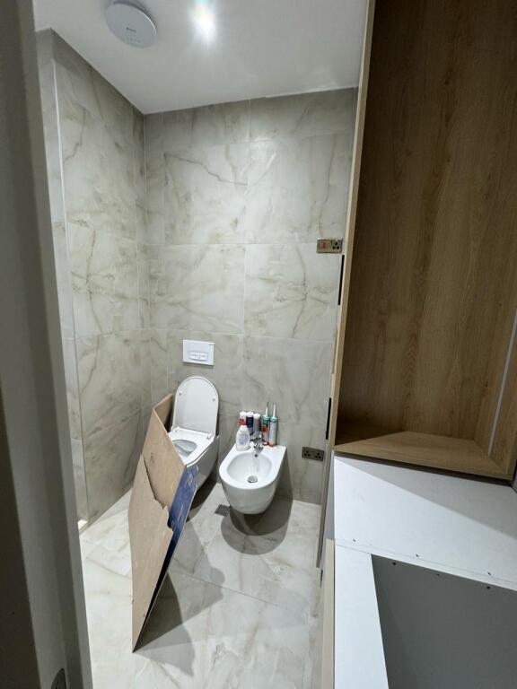 Jepet me qira apartament 1+1 me parkim – Mangalem 21, Ali Dem – 500€    💶 Çmimi: 500€/muaj (me parkim të përfshirë)