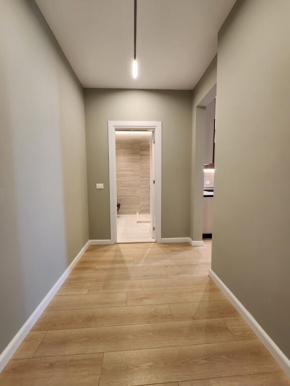 SHITET: 1+1 (Qendër - Rr. Kavajës 📍) 100% e rikonstruktuar - Pallat i Ri - Kati 7, Sip 57.6 m² Ideale për Investim | E kompletuar 100% e re