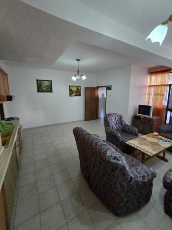 Apartament 1+1+1 Ballkon për Shitje në Rruga e Dibrës,.