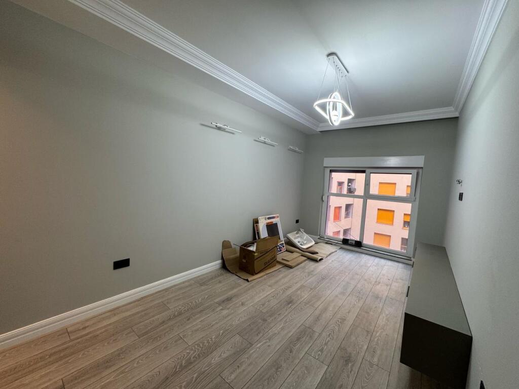 Jepet me qira apartament 1+1 me parkim – Mangalem 21, Ali Dem – 500€    💶 Çmimi: 500€/muaj (me parkim të përfshirë)