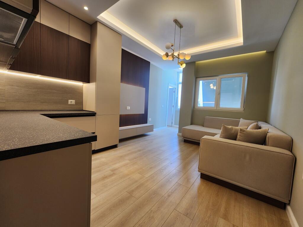 SHITET: 1+1 (Qendër - Rr. Kavajës 📍) 100% e rikonstruktuar - Pallat i Ri - Kati 7, Sip 57.6 m² Ideale për Investim | E kompletuar 100% e re
