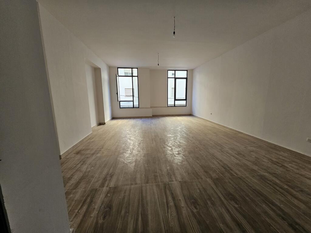 Jepet me Qira – Ambient Zyre Open Space në Qendër (Kafe Flora)