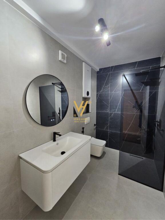 JEPET ZYRE 130 M2 ME QERA NE QENDER 1.300 EURO
