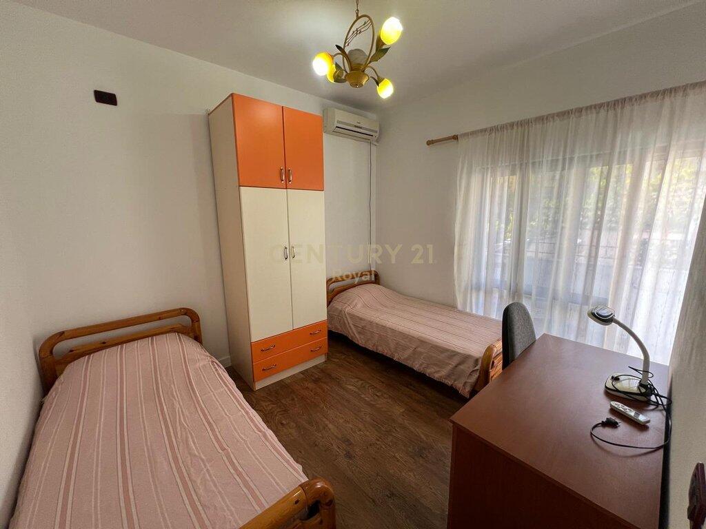 PRANE KOMISARIATIT NR.3 RRUGA MINE PEZA, JEPET ME QIRA APARTAMENT 2+1+2!