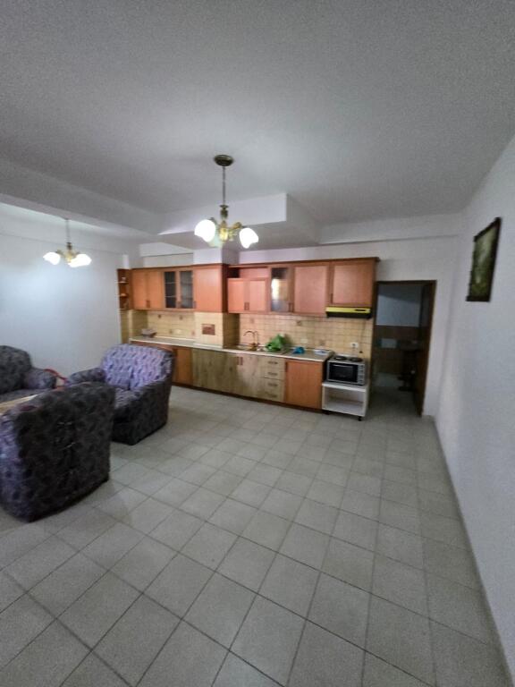 Apartament 1+1+1 Ballkon për Shitje në Rruga e Dibrës,.