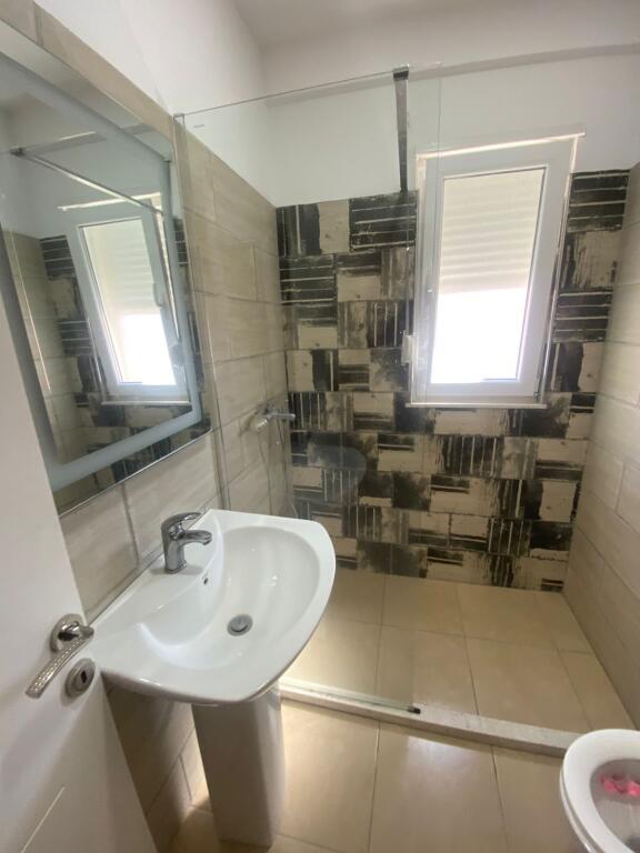 Apartament 1+1 me qera + parking 500 eu