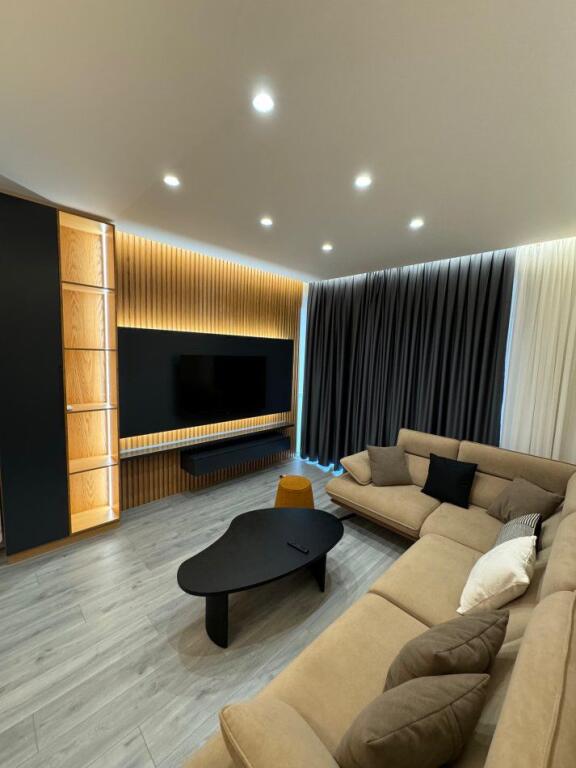 JEPET ME QERA APARTAMENT 1+1 900 EURO KOMPLEKSI OLIMPIK KOMUNA E PARISIT