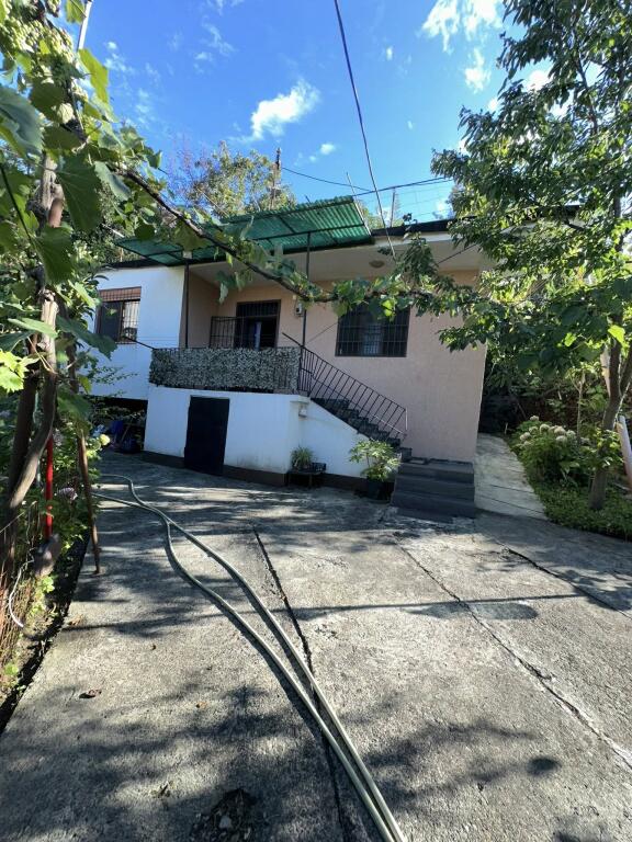 VENDESI Casa Privata • 1 Piano + Terreno 📍 Indirizzo: Scuola Eftali Koci💶 Prezzo: 125.000€
