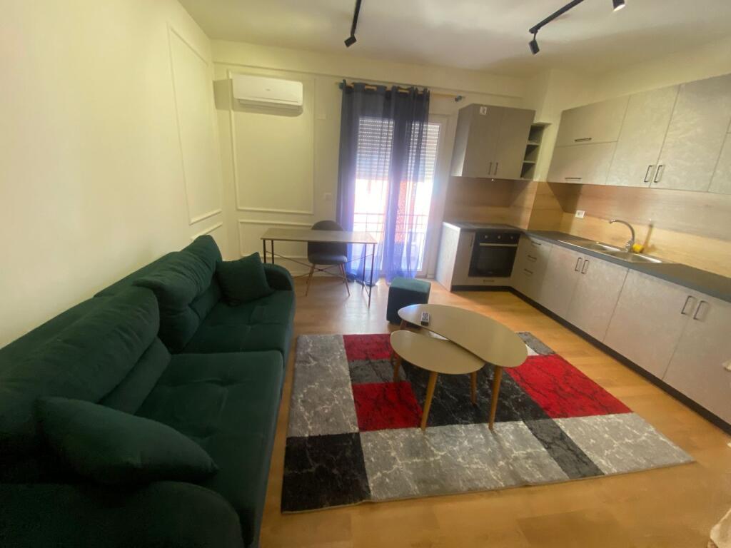 Jepet me qera apartament 1+1 me ballkon te Xhamia ne Selite