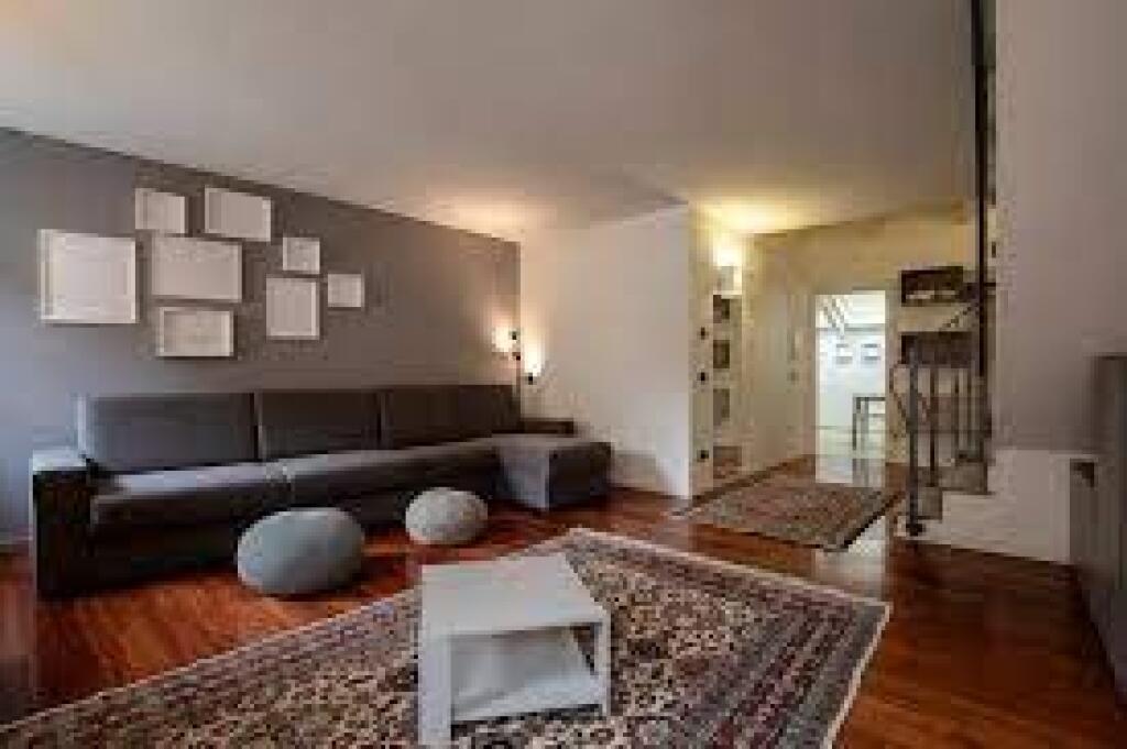 Tek rruga e Elbasanit prane fakultetit Ekonomik jepet me qera zyre me siperfaqe 152 m2, kati 3, pallat i ri, me ashensor, fasade xhami, OPEN SPACE, 2 tualete, sistem zjarri, sistem multisplit, sistem aspirimi.B.Z.  Tarife sherbimi agjensie gjysem qeraje.  Kerkohet muaji i pare, i fundit dhe nje muaj garanci!  Dy poste parkimi te perfshira ne cmim  Cmimi 2000 Euro|Muaj  (neto)