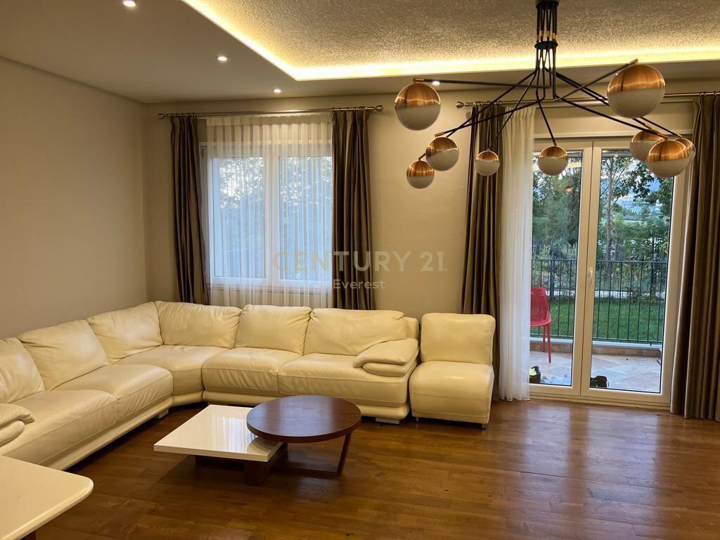 🌿 SECRET GARDEN – Jepet me Qira Apartament 3+1+2 + Kopsht & 2 Poste Parkimi