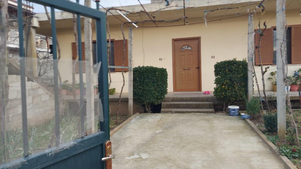 VENDESI PRIVATA 3+1 IN VENDITA A PATOS, FIER!

