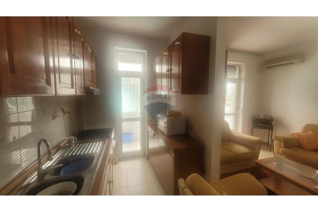 Appartamento 1+1+balcone arredato in affitto vicino alla scuola Besnik Sykja nella zona di Vasil Shanto piano 1