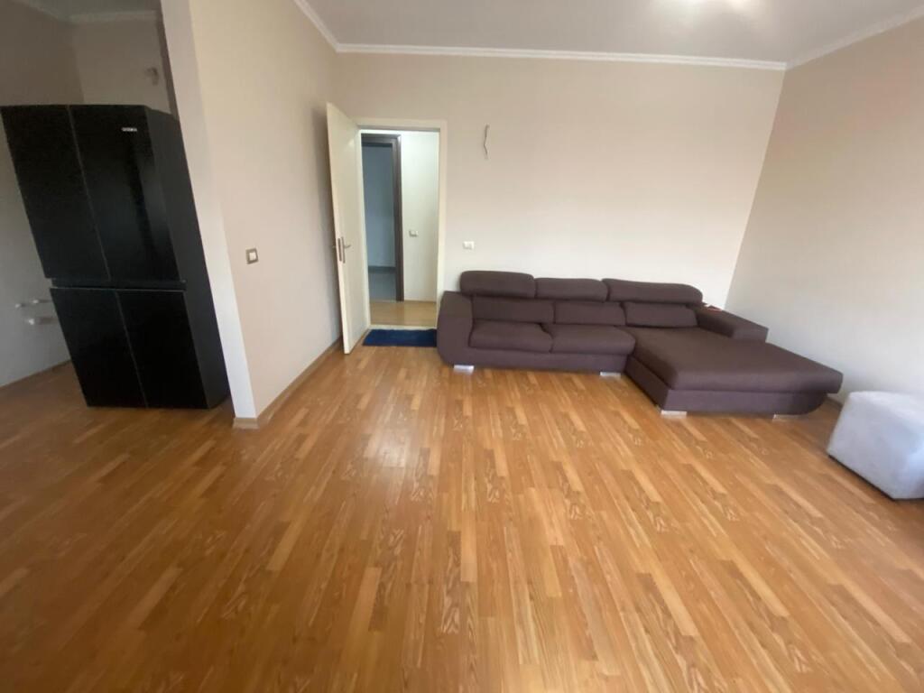 Affittasi ad Astir 2+2 vuoto 400 eu Per ufficio