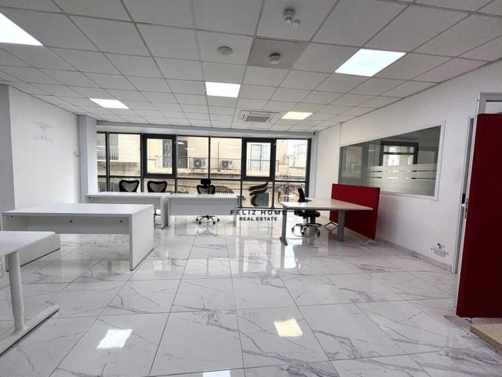 ZYRE ME QERA 95M2 STADIUMI DINAMO 700 EURO