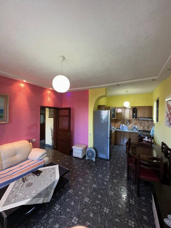 VENDESI Casa Privata • 1 Piano + Terreno 📍 Indirizzo: Scuola Eftali Koci💶 Prezzo: 125.000€