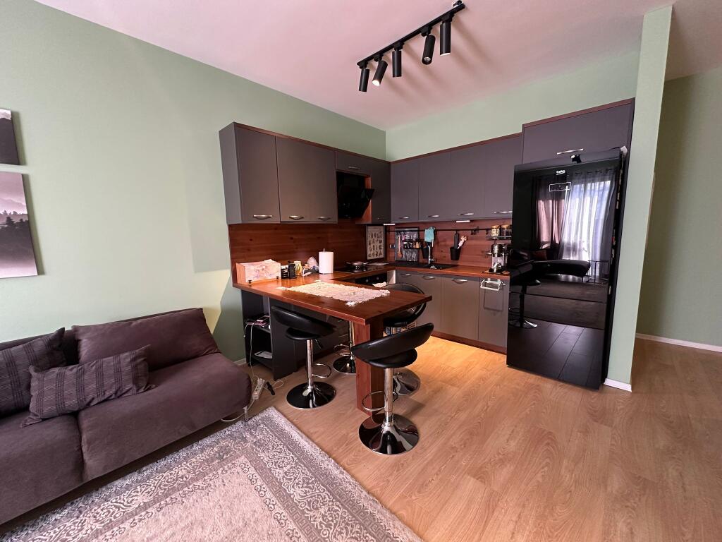 🏢 Apartment for rent – ASL Complex, Tirana  📍 Location: near Hospital 5 and Mother Teresa 💶 Price: 700 €/month