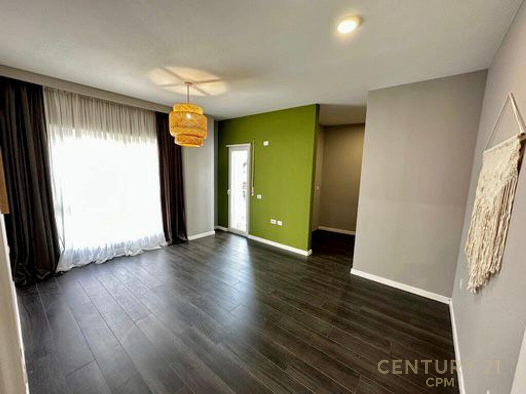 Shitet Apartament 1+1 pranë Qendrës.