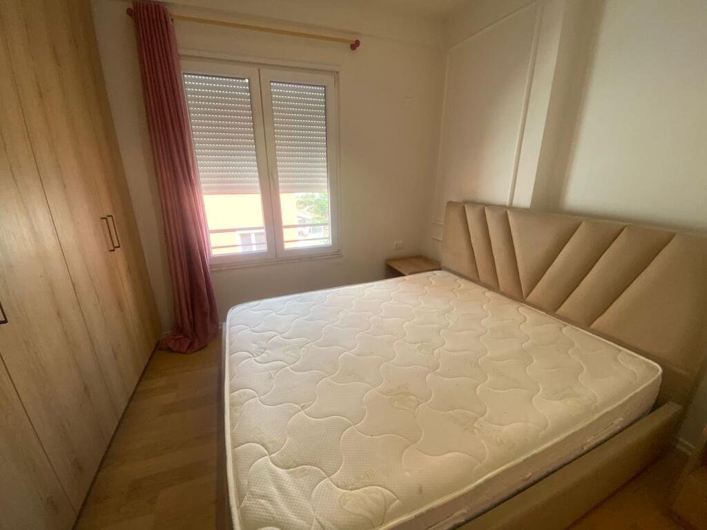 Jepet me qera apartament 1+1 me ballkon te Xhamia ne Selite