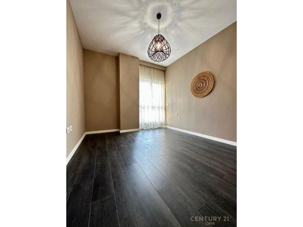 Shitet Apartament 1+1 pranë Qendrës.