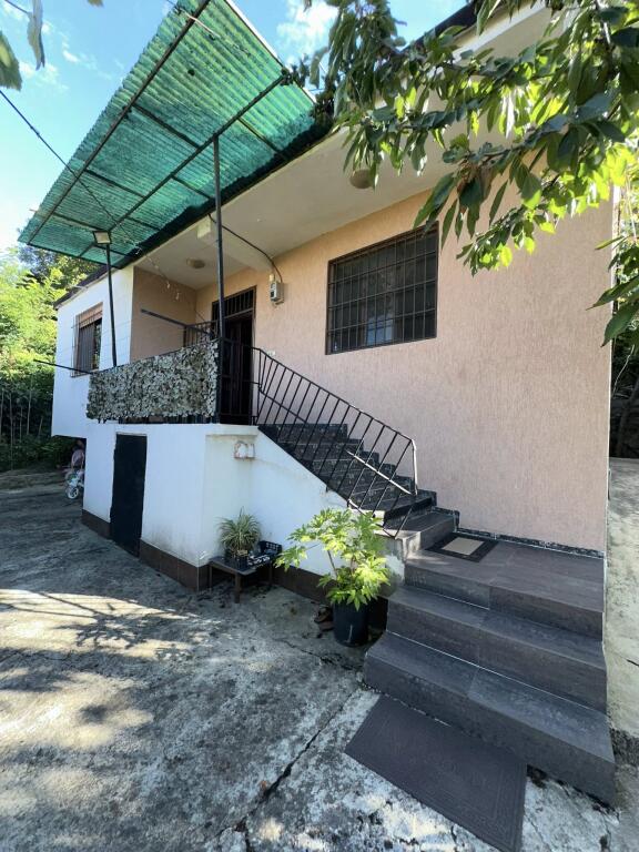 VENDESI Casa Privata • 1 Piano + Terreno 📍 Indirizzo: Scuola Eftali Koci💶 Prezzo: 125.000€