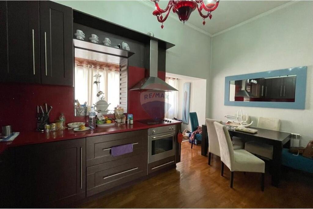 Jepet apartament me qira ne Qender 2+1+2 prane Sheshit Skenderbej