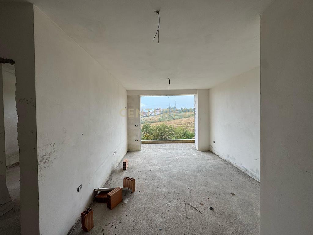 SHITET APARTAMENT 1+1+ BALLKON TEK KOMPLEKSI " TOM DOSHI " NE SHKOZE !!