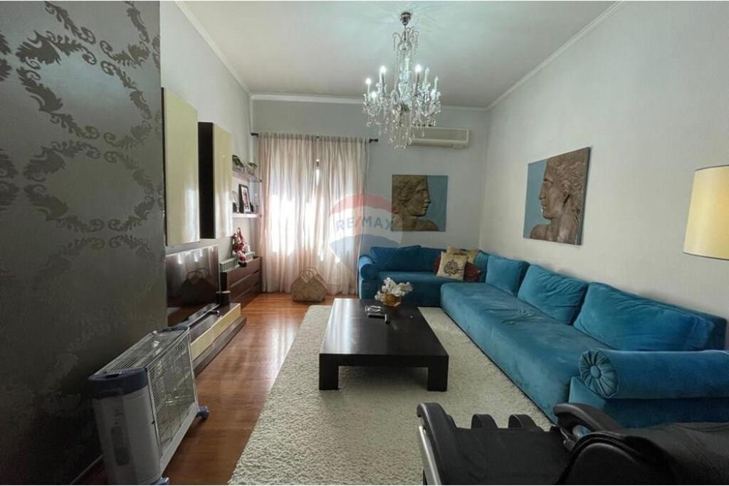 Jepet apartament me qira ne Qender 2+1+2 prane Sheshit Skenderbej