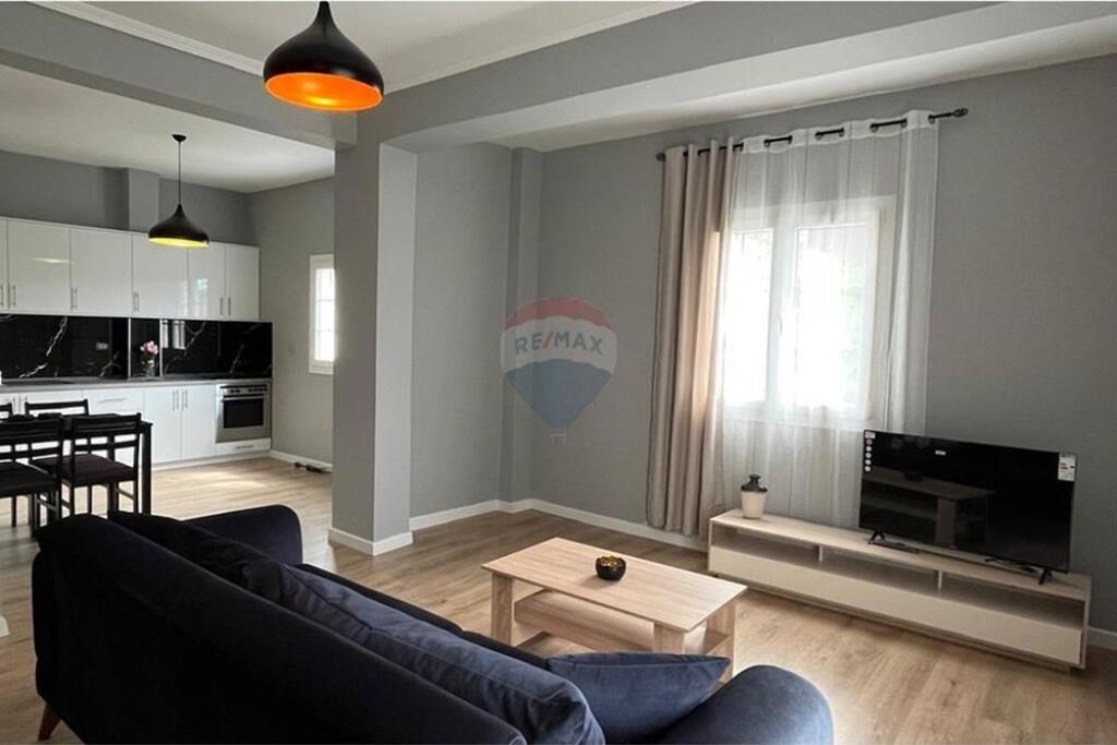 Apartament - Për Qira - Kombinat, Kombinat, Tiranë
Jepet me qira apartament 2+1, Kombinat