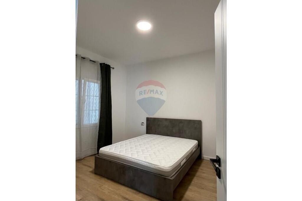 Apartament - Për Qira - Kombinat, Kombinat, Tiranë
Jepet me qira apartament 2+1, Kombinat