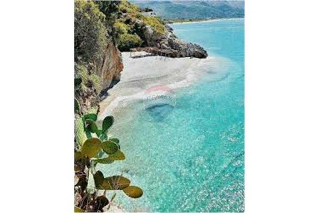 Villa for sale in Qeparo.