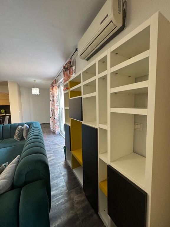Appartamento 2+1 in affitto situato nel quartiere n. 6, centro di Durazzo