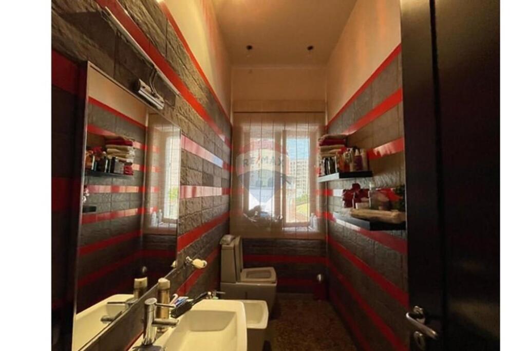 Jepet apartament me qira ne Qender 2+1+2 prane Sheshit Skenderbej