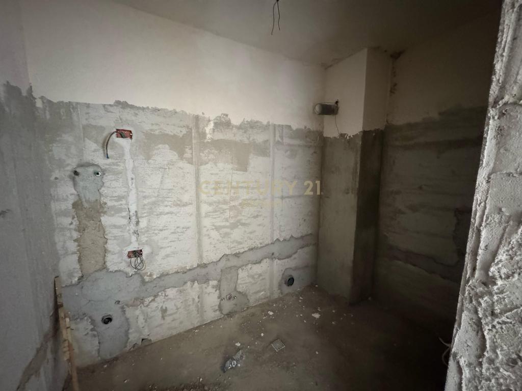 SHITET APARTAMENT 1+1+ BALLKON TEK KOMPLEKSI " TOM DOSHI " NE SHKOZE !!