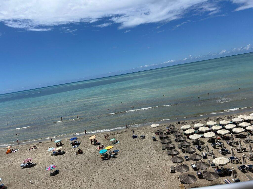 Apartment 1+1 for sale with an area of 70 m² in Shkëmbin e Kavajës, Durrës, just a few steps from the sea. The apartment is located in a building from 2010, fully furnished and offers a beautiful panoramic view of the sea. It has an elevator and parking possibilities. Price: 157,000 euros.