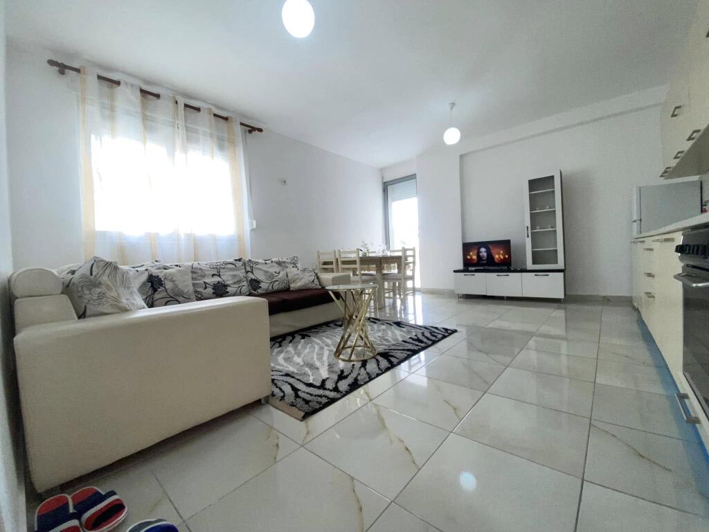 AFFITTO 1+1 + BALCONE 400euro AL HOTEL ANTALYA DISPONIBILE A LUNGO TERMINE 1+1 con Balcone🤌🏽 Centro della Spiaggia di Durazzo📍 Vicino al Mare🌊, bar, ristoranti🥃🍽️, stazione degli autobus 🚌 supermercato🆒ecc Prezzi competitivi👋🏽 🏡HOTEL ANTALYA, Spiaggia di Durazzo🏡 
