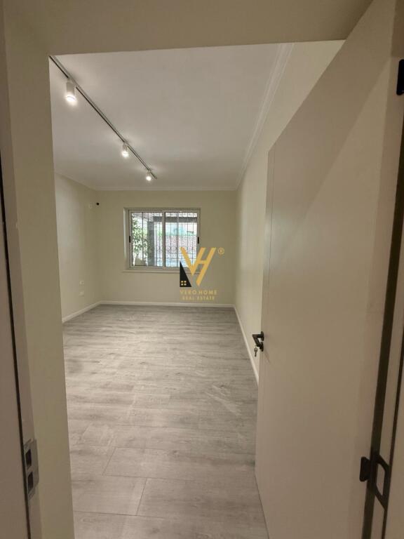 BUSINESS PREMISES 80 M2 FOR RENT IN BLLOK 1,500 EURO