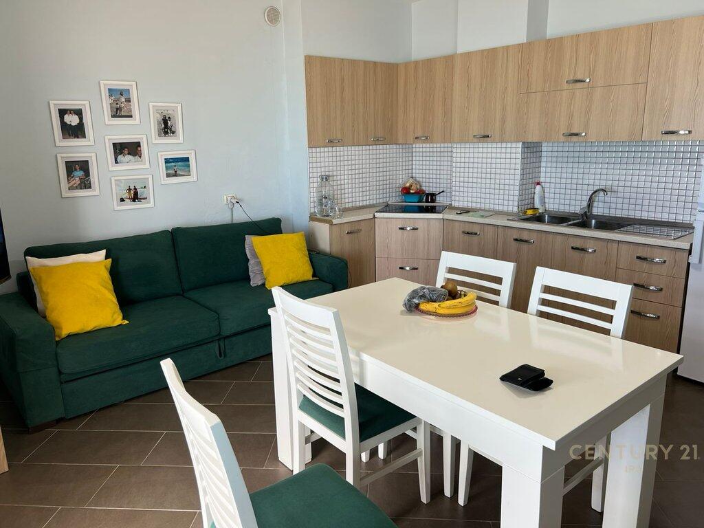 Apartment 1+1 for sale with an area of 70 m² in Shkëmbin e Kavajës, Durrës, just a few steps from the sea. The apartment is located in a building from 2010, fully furnished and offers a beautiful panoramic view of the sea. It has an elevator and parking possibilities. Price: 157,000 euros.