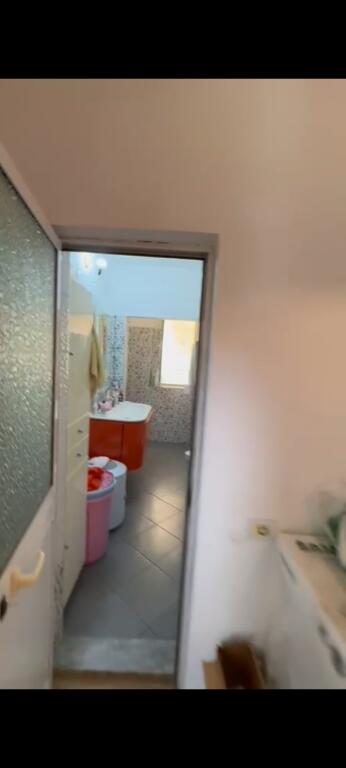 Shitet apartament 2+1 te zona e ish-parkut.