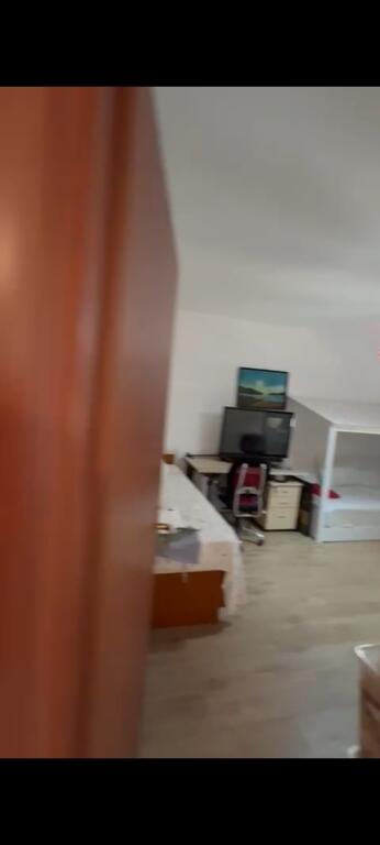 Shitet apartament 2+1 te zona e ish-parkut.