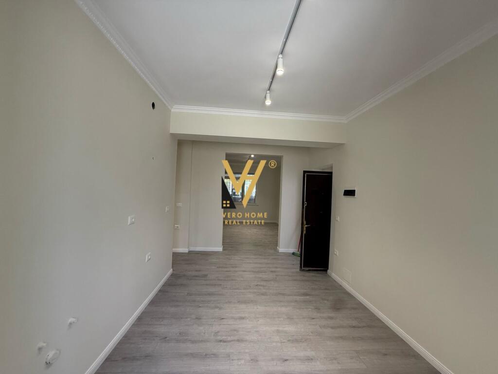 BUSINESS PREMISES 80 M2 FOR RENT IN BLLOK 1,500 EURO