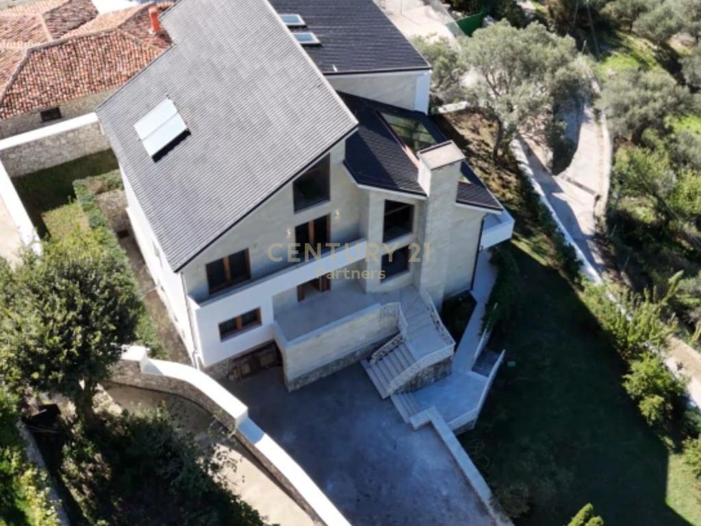 🌿 LUXURY VILLA FOR RENT IN PETRELË – PRIVACY &amp; COMFORT IN AN EXCEPTIONAL LOCATION