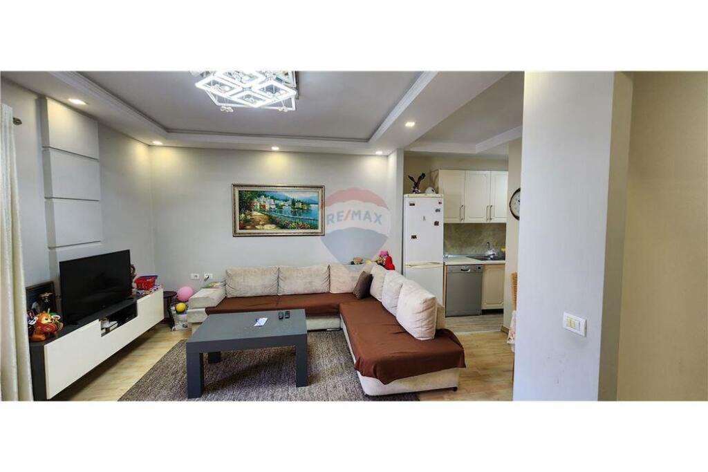 Apartament 2+1 per shitje, Rruga 5 Maj