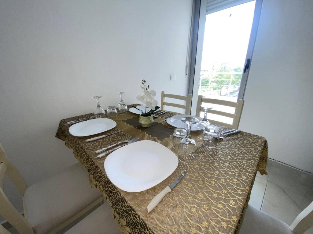 AFFITTO 1+1 + BALCONE 400euro AL HOTEL ANTALYA DISPONIBILE A LUNGO TERMINE 1+1 con Balcone🤌🏽 Centro della Spiaggia di Durazzo📍 Vicino al Mare🌊, bar, ristoranti🥃🍽️, stazione degli autobus 🚌 supermercato🆒ecc Prezzi competitivi👋🏽 🏡HOTEL ANTALYA, Spiaggia di Durazzo🏡 

